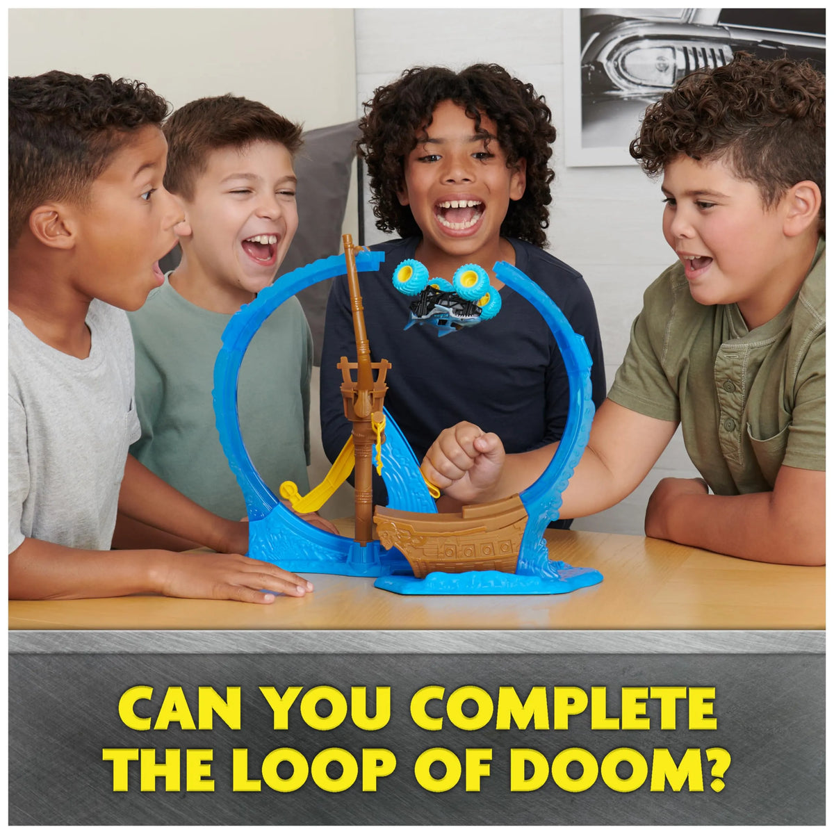 مجموعة اللعب ستانت Monster Jam Megalodon Loop of Doom - مجموعة الشاحنات