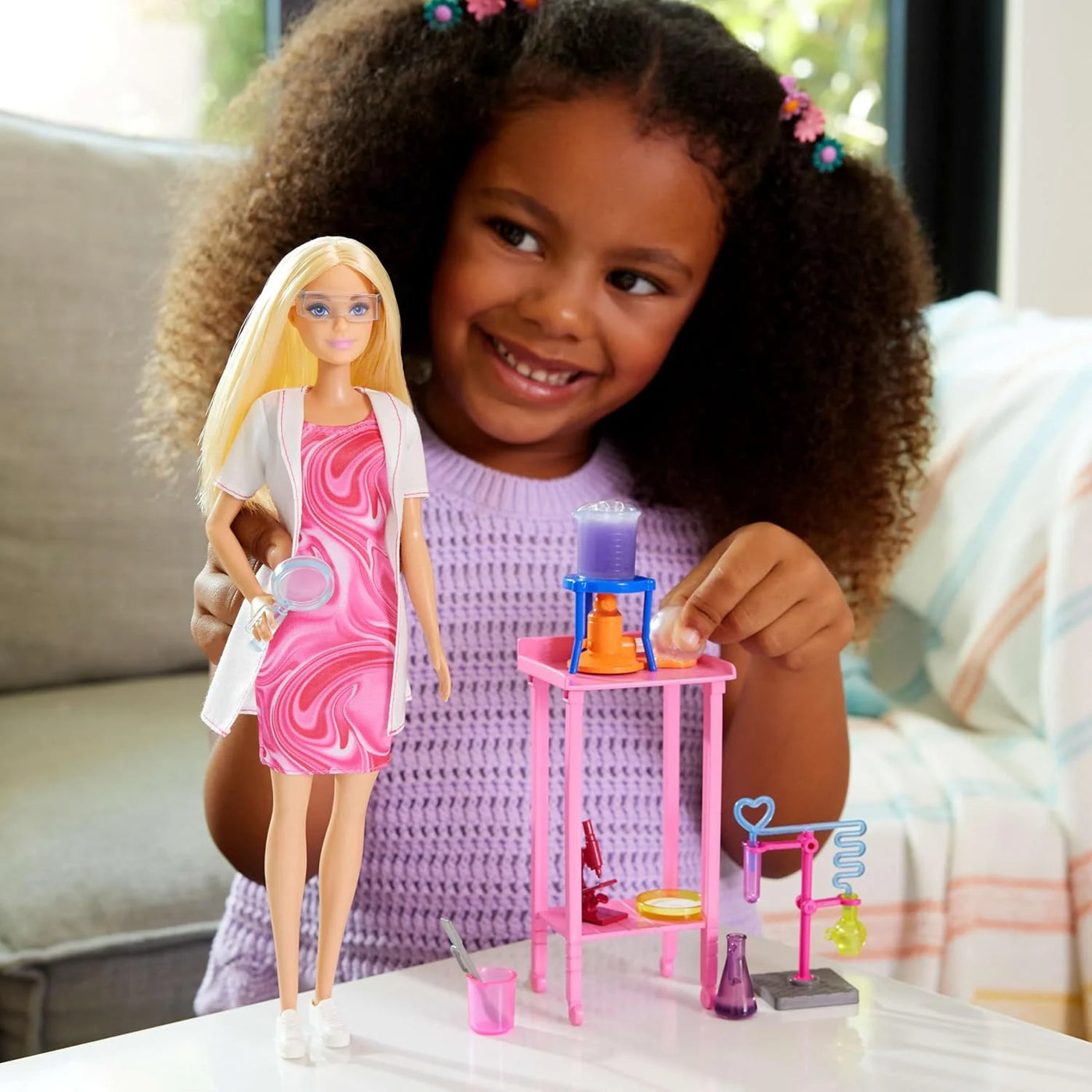 Barbie Scientist Doll with Colour-Change Beaker & Lab Table